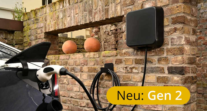 
                              תמונה cFos Wallbox על קיר לבנים
                           